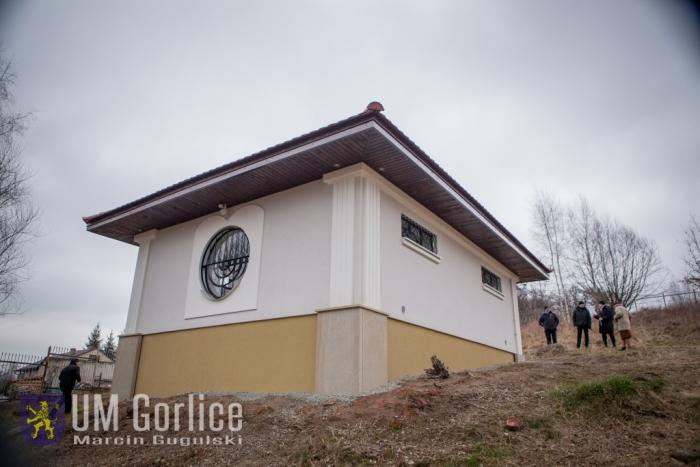 Na cmentarzu tym pochowano sławnych rabinów gorlickich, nad których grobami zbudowano ohel. Ohel ten został, wraz z całym cmentarzem zdewastowany przez Niemców, a w latach 60. ub.