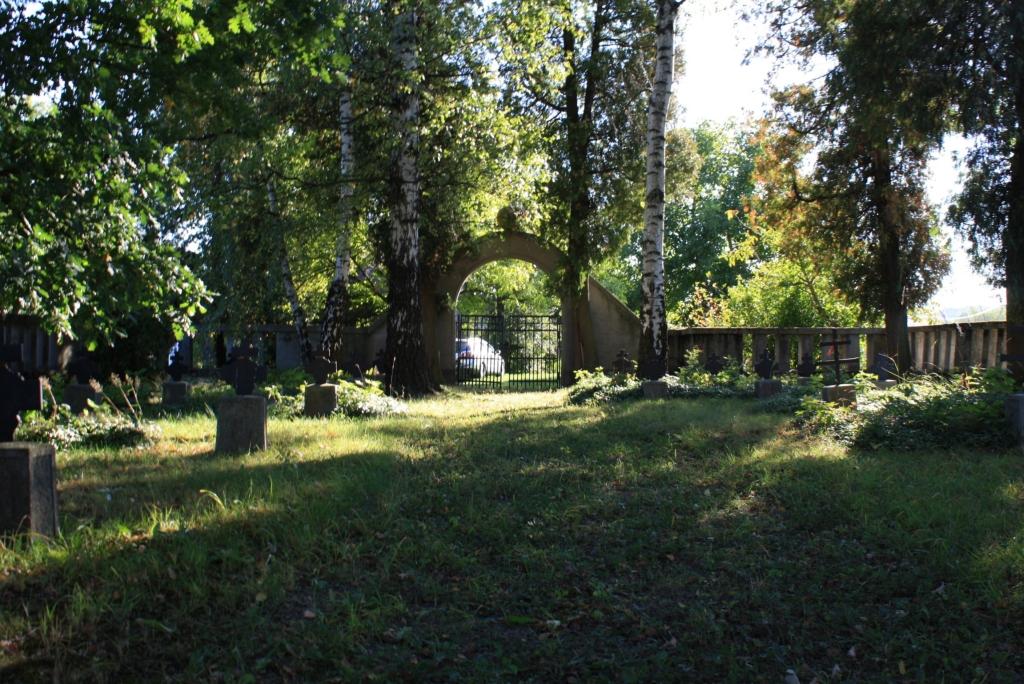 Cmentarz z I Wojny Światowej nr 98 przy ul. Bieckiej Cmentarz położony w dzielnicy Glinik został zaprojektowany przez Hansa Mayra.