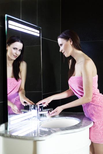 LUSTRA PODŚWIETLANE LED doskonałe oświetlenie lustra łazienkowego ułatwi Ci codzienną pielęgnację skóry i zachowanie świetnego wyglądu jednolite świecenie wzoru, wyselekcjonowane tafle szkła i