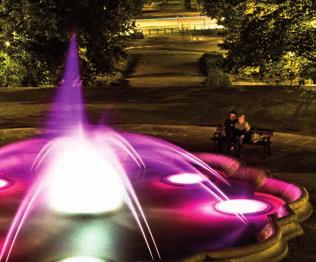 W 2007 fontannę wyremontowano i dano jej nowe oświetlenie, dzięki czemu jest jeszcze większą atrakcją dla odwiedzających Ogród Saski. Fontanna na podzamczu Skwer im.