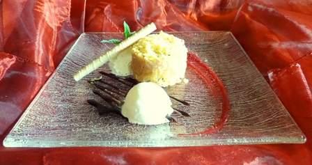 Desery Desserts Waniliowy deser lodowy z gorącym sosem malinowym (120g) Vanilla ice cream with