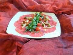 Przystawki Starters Carpaccio z polędwicy wołowej (100g) z rukolą i pomidorkami