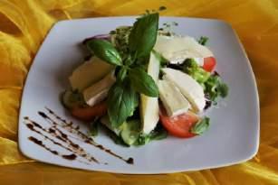 Sałatki Salads Sałatka Grecka (200g) podawana na bukiecie sałat Greek salad Sałatka Cezar