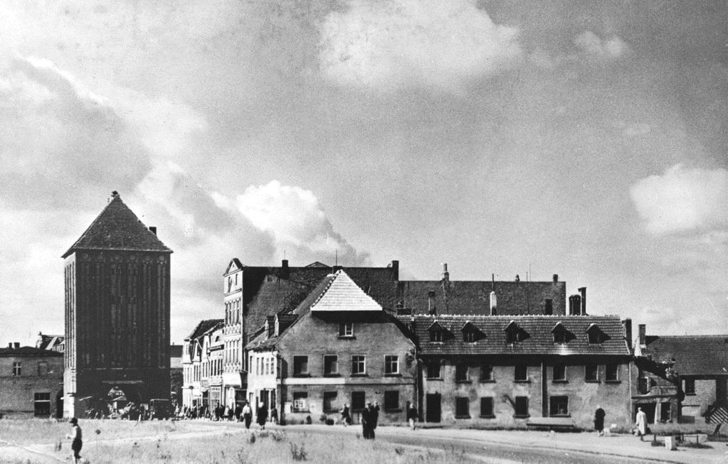 12 Jan Sroka, Włodzimierz Rączkowski towości) odgórnie budowane było przekonanie, że przeszłość miasta nie była istotna, gdyż była niemiecka.