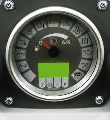 Wzorowy dostęp ułatwia wykonanie codziennych przeglądów maszyny Łatwy dostęp do zbiornika i filtrów paliwa