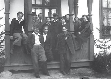 Wśród uczniów Stanisław Fijałkowski (pierwszy z lewej) Młode