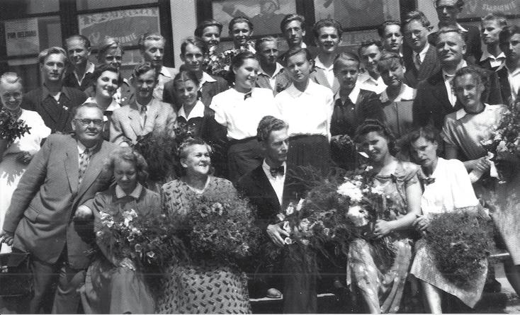 Wieczór wigilijny 22 grudnia 1947 r. Nauczyciele od lewej: 1. Majewski, 2. Apolonia Kozicka, 3. Antoni Bachowski - dyrektor, 4.