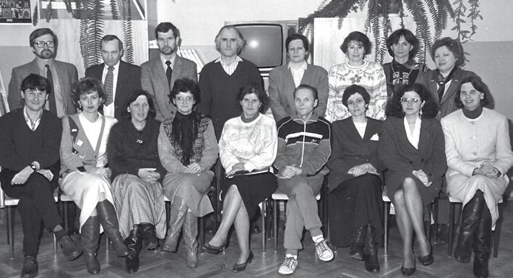 burmistrz Mieczysław Gmiter, Irena Tokarzewska, Jan Zalewski, na podłodze: Celina Orzechowska, Janina Bortniczuk, Tadeusz Sańda Nauczyciele w 1997 r.