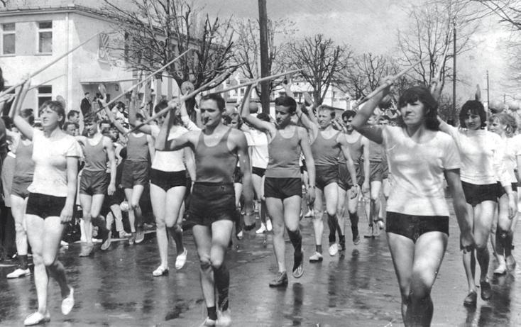 Sportowcy na pochodzie 1-Majowym w 1964 r.