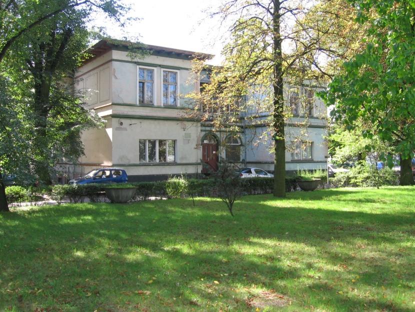 Powierzchnia zabudowy 1083,40 m 2 Powierzchnia użytkowa 1046,70 m 2 : Instalacje: Piwnice: 164,50 m 2