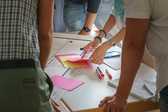 ROLE PLAY (OGRYWANIE RÓL) ROZWIĄZYWANIE PROBLEMÓW ANALIZA PRZYPADKÓW (CASE STUDY) ANALIZA KRYTYCZNA Zbudowany w ten