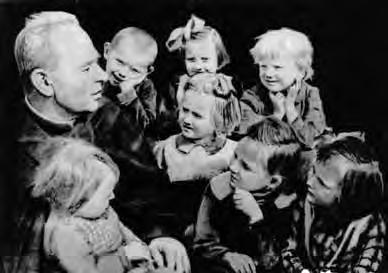 Polacy ratujący Żydów w latach II wojny światowej karta nr 42 Ks. Abramowicz z uratowanymi dziećmi. Zdjęcia pochodzą ze zbiorów pp.