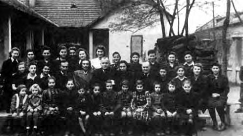 Polacy ratujący Żydów w latach II wojny światowej karta nr 60 Jedna z grup sierocińca w Vácu dzieci