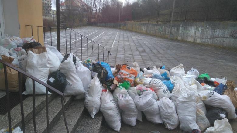 Zadania własne wykonane w ramach projektu 24. Zbiórka plastikowych nakrętek. W kwietniu 2016 r. odbyła się ostatnia wywózka plastikowych nakrętek. Akcja trwała od października 2015 r.