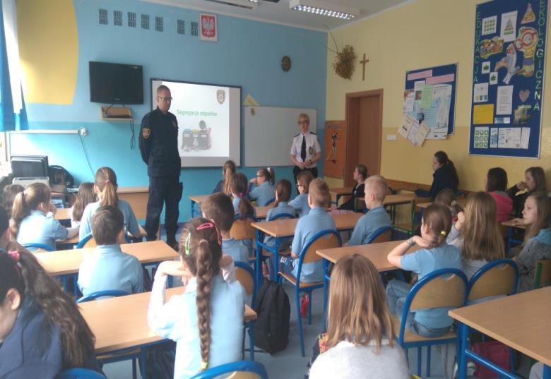 Zadania wykonane w ramach projektu 6. Spotkanie na terenie placówki ze specjalistą. W kwietniu 2016 r. uczniowie klas IV-VI (97 uczniów) spotkali się z przedstawicielami EkoPatrolu Straży Miejskiej p.