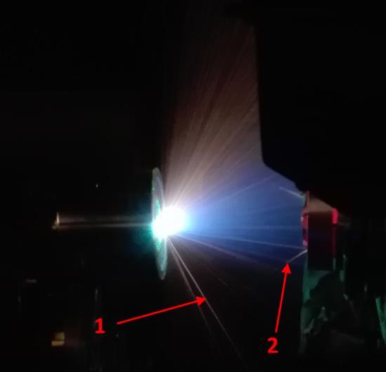 Ten sam efekt świecenia mikrocząstek wyrzucanych z tarczy podczas procesu ablacji jest pokazany na rys. 32 dla czasu ekspozycji 77 ms. Rys. 32. Ablacja tarczy WB 4,5 długością fali 355 nm przy fluencji 5 J/cm 2.