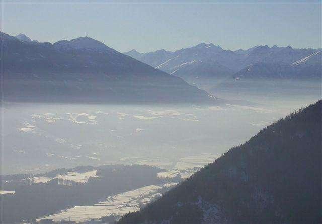 Konflikt interesów i podstawowych praw człowieka w regionie masywu górskiego ALP Quelle: źródło pan Leo Satzinger Landesregierung Tirol kotliny alpejskie charakteryzują się złymi warunkami dyspersji