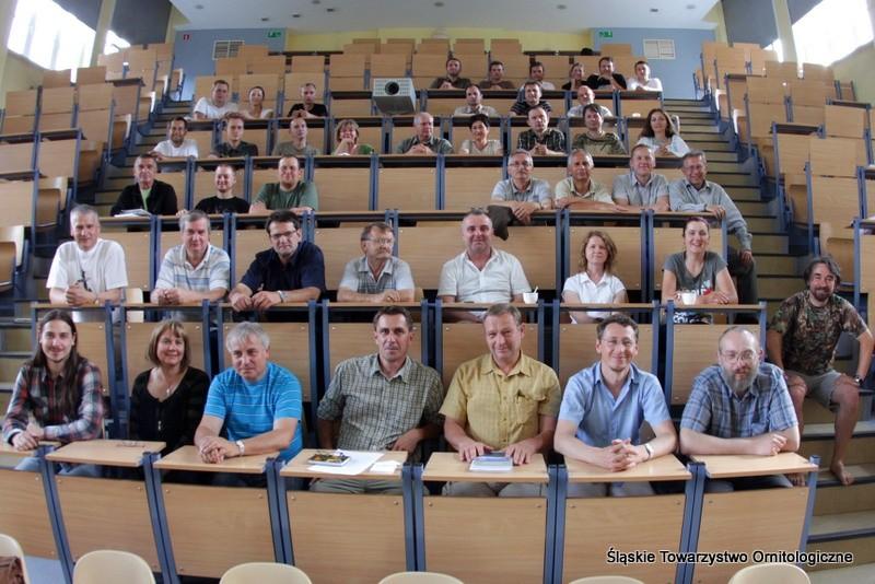 Sprawozdania 197 Fot. 1. Założyciele Śląskiego Towarzystwa Ornitologicznego; duża sala wykładowa Instytutu Zoologicznego Uniwersytetu Wrocławskiego, 23.06.2012 (fot. K. Żarkowski) Od dołu 1.