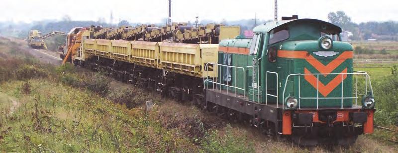 Jeżeli oczyszczarka wyposażona jest w system dostarczania nowej podsypki, to tłuczeń jest transportowany z tyłu maszyny za pomocą specjalnych wagonów i systemu przenośników taśmowych.