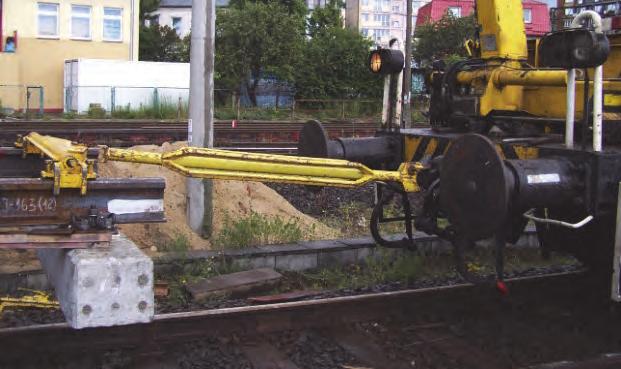 218 Rys. 10.22. Połączenie sprzęgiem rozjazdu z wózkiem motorowym przy zastosowaniu urządzenia UWR (J.