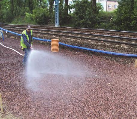 samochodami lub wagonami samowyładowczymi, gdzie jest