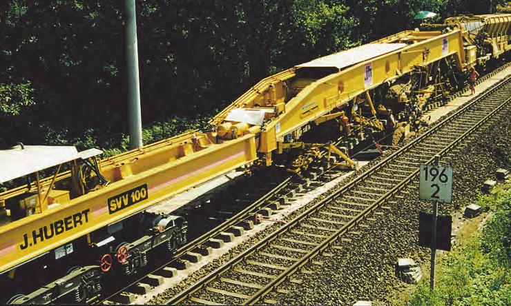 240 Rys. 11.24. Schemat maszyny SVV 100 firmy Plasser & Theurer [68] Maszyna SVV100 jest wyposażona w następujące zespoły robocze [125]: trzy urządzenia do podnoszenia toru; dwie zagęszczarki gruntu