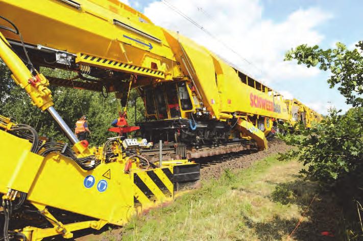 248 Rys. 11.38. Maszyna RPM RS 900 firmy Plasser & Theurer [68]: moduł wybierający (widoczny pierwszy i drugi łańcuch wybierakowy) Maszyna RPM RS 900 (rys. 11.38) wymaga również zastosowania dwóch zespołów wagonów przesypowych typu MFS (jeden z przodu, drugi z tyłu maszyny).