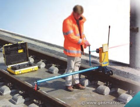 użyciu taśmy stalowej, linki z pionem i łaty poziomej ułożonej na tokach szynowych (rys. 5.32).