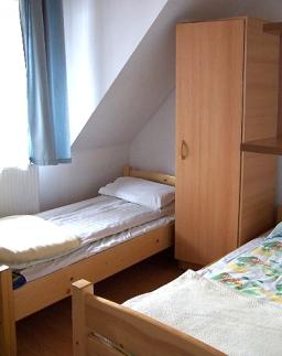 wyposażone łazienki w pokojach budynek murowany, piętrowy, ogrodzony duża