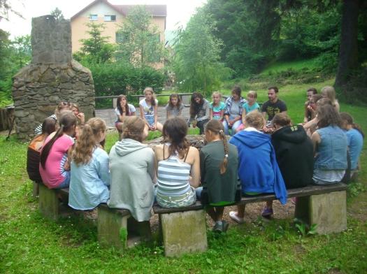 domowej, w niektórych przypadkach brakiem rodziców, całkowitym lub częściowym.