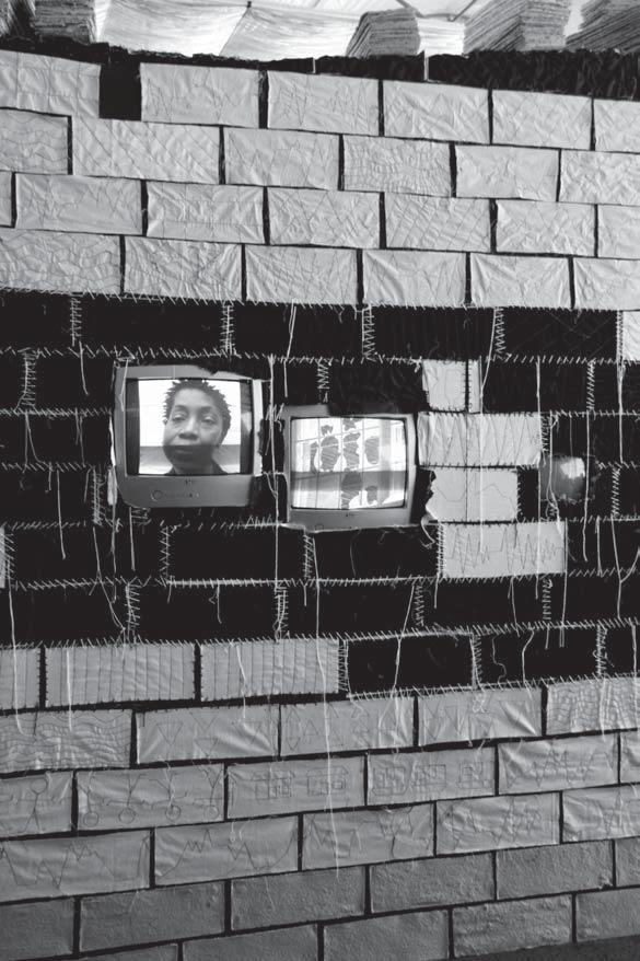 WYDARZENIA Luis Jacob u³o y³ instalacjê Album III z setek fotografii z mass mediów: ksi¹ ek, czasopism itd.
