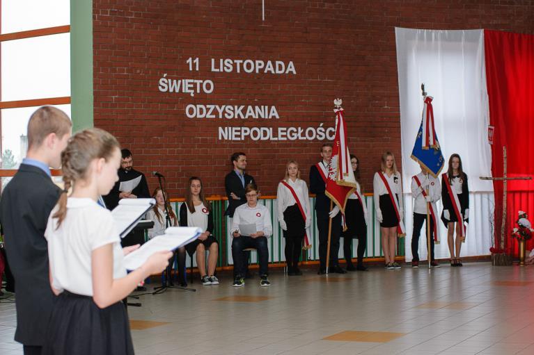 utraconej na skutek zaborów niepodległości, były przeplecione wierszami upamiętniającymi te wydarzenia.