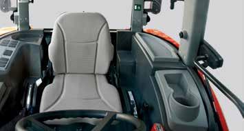 Komfortowe amortyzowane siedzisko Ergonomicznie zaprojektowane siedzisko z tkaniny, z pełną regulacją zawieszenia pozwala operatorowi komfortowo prowadzić ciągnik, bez względu na wykonywane prace.