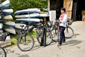 oraz 10 wieszaków do przechowywania rowerów, utworzono siłownię zewnętrzną nad Jeziorem Końskim składającą się z 6 urządzeń do ćwiczeń.