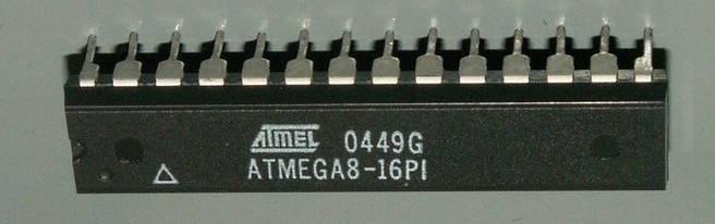 Mikrokontrolera ATmega8 Budowa mikrokontroler AVR opiera się na architekturze harwardzkiej: Mikroprocesory AVR należą do grupy układów o architekturze RISC (Reduced Instruction Set Computer) -