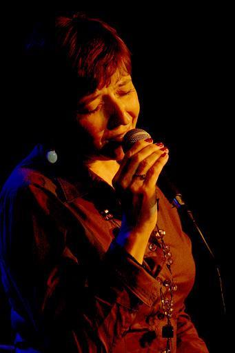 Dorota Curyłło Absolwentka Akademii Muzycznej w Warszawie na kierunku wokalno-aktorskim. Karierę wokalną rozpoczęła jako ceniona sopranistka, a od 1996 roku zajmuje się wokalistyką jazzową.