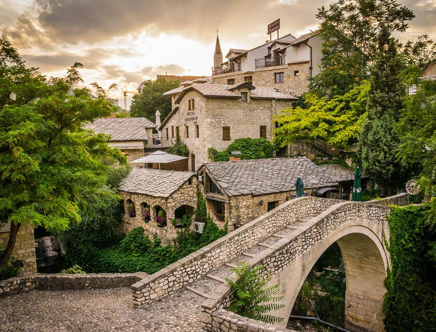 NA STYKU KULTUR - MOSTAR, MEDUGORIJE, WODOSPADY KRAVICA Mostar, miasto położone w południowo-zachodniej części Bośni i Hercegowiny, zbudowane z kamienia i na kamieniu się wznoszące, stanowi enklawę