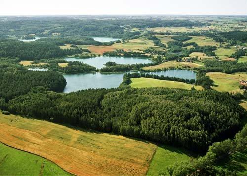 Położony jest na Pojezierzu Litewskim w mezoregionie Pojezierze Wschodniosuwalskie. Obejmuje Zagłębienie Szeszupy i tereny otaczające jez.