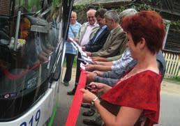 sygnalizacja świetlna reagująca na obecność autobusu, wydzielone buspasy, a nawet wyłączenie wybranych ulic czy części ciągów komunikacyjnych z możliwości korzystania przez transport indywidualny.