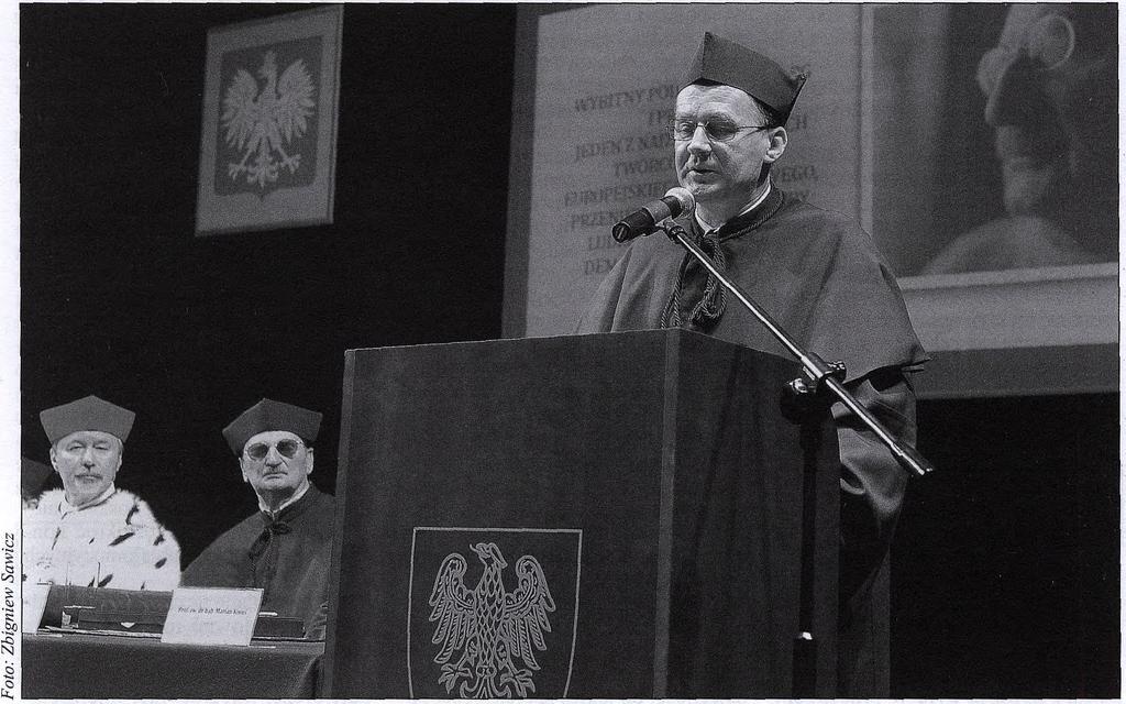 się w nas niepodzielnie). Jest i kimś więcej, wszelako, z uwagi na nieobliczalną potęgę zdania rozwijającego, owo - ocierające się o patos - wyliczenie przerwijmy.