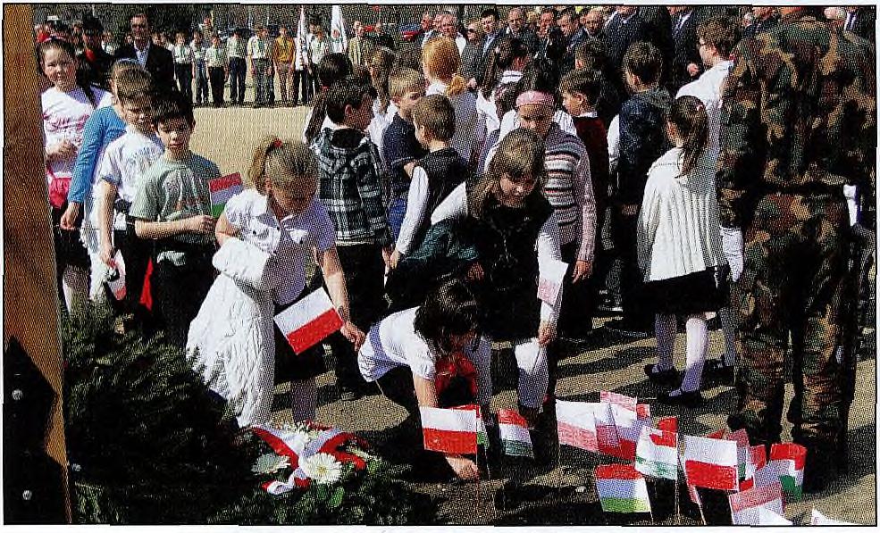 Z inicjatywą oddania hołdu zamordowanym w Katyniu wystąpił Zoltan Bobory, poeta, redaktor naczelny czasopisma literackiego V ar, p rezes T ow arzystw a L iterackiego Vórósmartyego (V órósm arty-