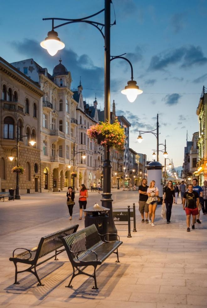 POCZĄTKI ZMIAN W PRZESTRZENI PUBLICZNEJ PIOTRKOWSKA Okres inwestycji: 2013 2014 r.