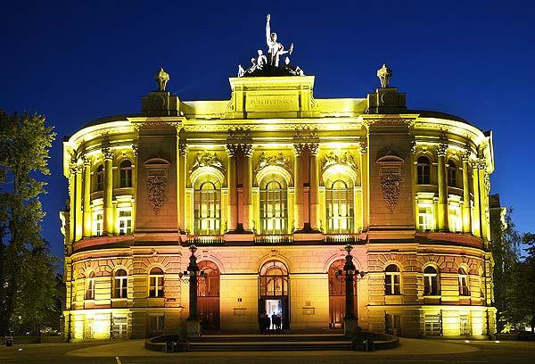 Urządzenie niezbędne podczas dużych eventów do oświetlania zewnętrznego budynków jak również