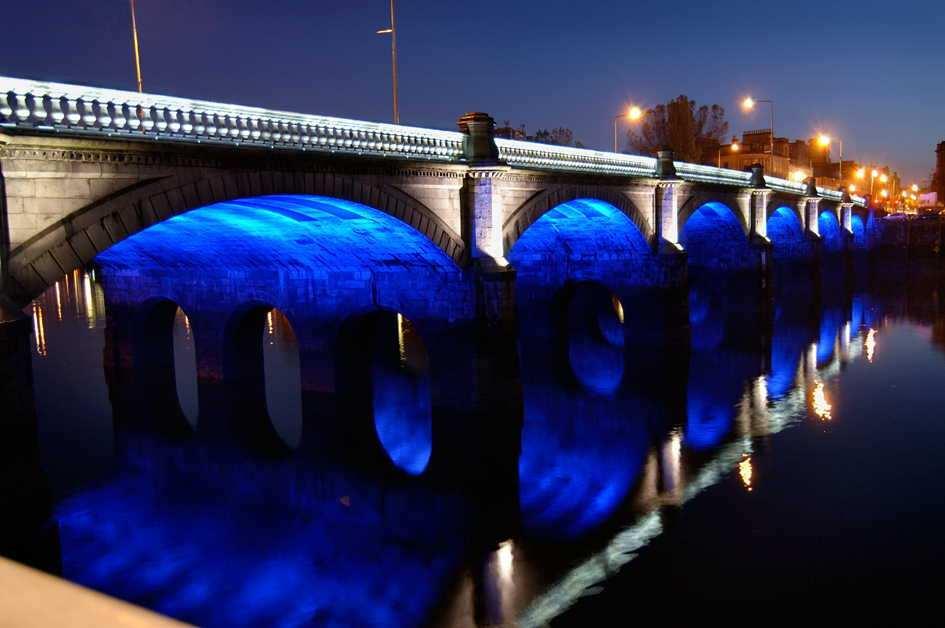 Oświetlenie LED ożywia architekturę King Georges V bridge,glasgow,
