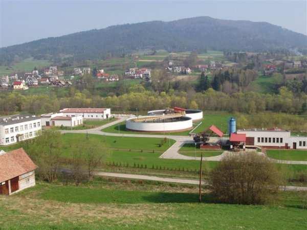 oczyszczaniem ścieków. Orientacyjną lokalizację oczyszczalni oraz jej panoramę pokazano na rysunkach 2.3.