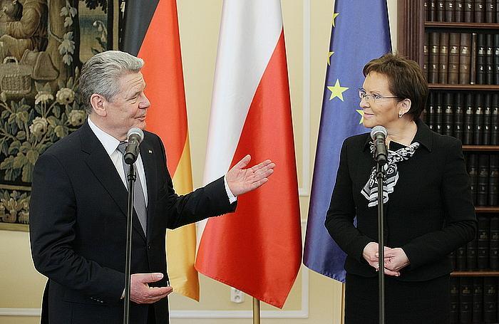 Biały kolor ma się znajdować nad sercem zmarłego. - Co zrobić, jeśli masztów flagowych jest więcej? - Przy trzech masztach najważniejszy jest maszt środkowy.