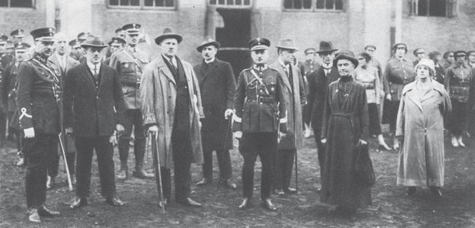 polskiej formacji policyjnej Zakończenie pierwszego kursu dla policjantek, wywiadowczyń służby sanitarno-obyczajowej. Kurs odbył się w okresie od kwietnia do lipca 1925 r.