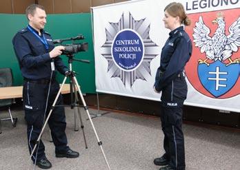 Dzięki takiej formie zajęć policjant przygotowywany jest do wykonywania codziennych zadań z wykorzystaniem umiejętności skutecznej autoprezentacji, z zachowaniem asertywności oraz samokontroli