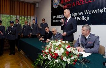 Hula Komendant Główny Policji w latach 1991 1992 IV Zarządu w Warszawie, etat Biura został zwiększony o 11 stanowisk policyjnych i aktualnie liczy 384 etaty, w tym: 343 policyjne, 36 należących do