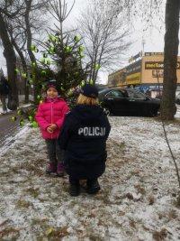 2017) przed Komendą nietypowa świąteczna choinka. Nietypowa, dlatego, bo ubrana w odblaski.